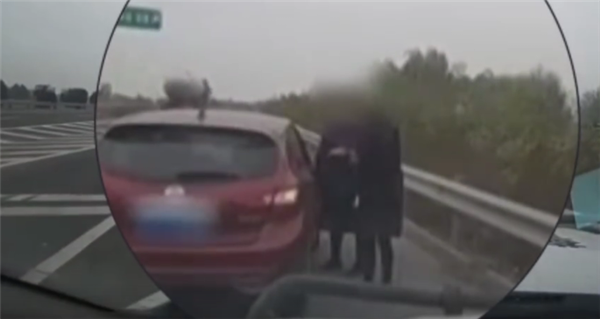 招手求助、上演苦情戏:女子高速上用豪车骗现金被查