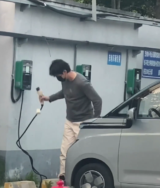 网友偶遇胡歌开宏光Air