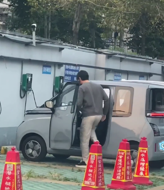 网友偶遇胡歌开宏光Air